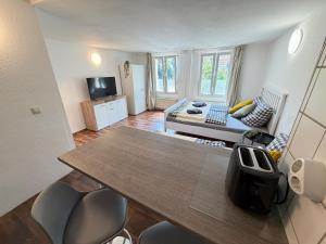 a living room with a table and a couch at Gemütliches Studio direkt am Marktplatz Boppard in Boppard