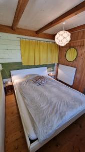 ein großes Bett in einem Zimmer mit einer Decke in der Unterkunft Tiny farm studio in Maggia