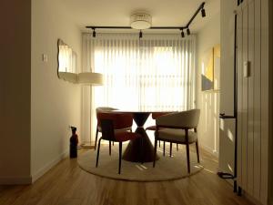a dining room with a table and chairs and a window at Negotin Centar Boutique Residence in Negotin