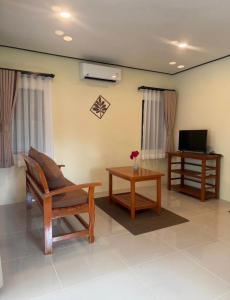 a living room with a couch and a table at PnppGreenhill in Ko Phangan