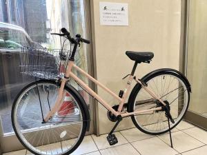 a bike with a basket parked in a room at Saga Idaimae Green Hotel in Saga +5 photos
