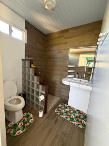 ein Badezimmer mit Toilette und Waschbecken in der Unterkunft Makeanui Lodge 2 in Rangiroa