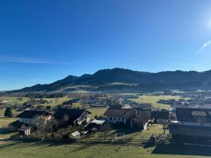 ein kleines Dorf mit Häusern und Bergen im Hintergrund in der Unterkunft Panoramapause in Wertach