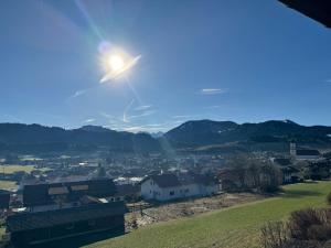 ein Blick auf eine Stadt bei Sonnenschein in der Unterkunft Panoramapause in Wertach