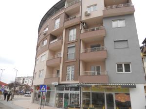 ein hohes Gebäude an der Ecke einer Straße in der Unterkunft Apartment Martin in Ohrid