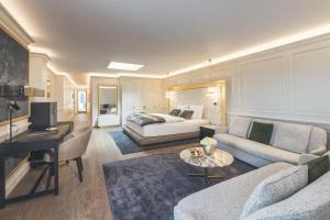 a living room with a couch and a bed at سما تعز in Şīnah