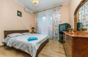 キーウにあるTwo Bedroom Apartment on Liuteranska streetのベッドルーム(ベッド1台、薄型テレビ付)