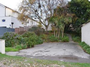 a driveway in a yard next to a house at Thalassa in Pagham