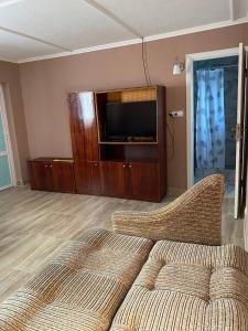 ein Wohnzimmer mit Sofa und Flachbildfernseher in der Unterkunft Язмін in Berehowe