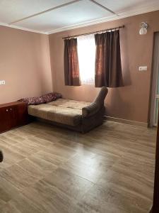 ein Schlafzimmer mit einem Bett und einem Fenster in der Unterkunft Язмін in Berehowe