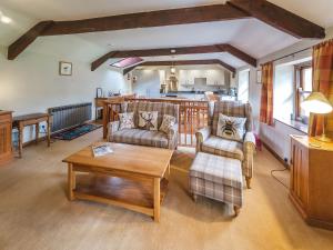 a living room with two couches and a table at 5 Swallowholm Cottages in Richmond
