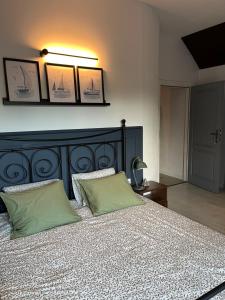 a bedroom with a large bed with green pillows at Apartament Morgan in Mieroszyno