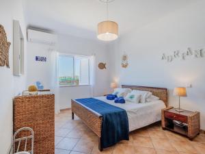 a bedroom with a bed and a window at Holiday Home Casa do Sol by Interhome in Patroves