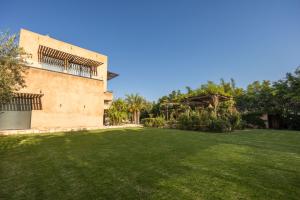 a large grassy yard next to a building at Palais Nohe in Marrakesh