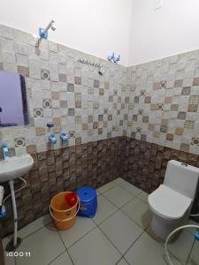 a bathroom with a toilet and a sink at Green Hotel in Jīnd
