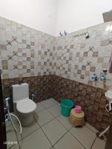a bathroom with a toilet and a sink at Green Hotel in Jīnd