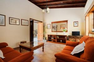 a living room with two couches and a coffee table at Casa Rural El Traspatio in Granadilla de Abona