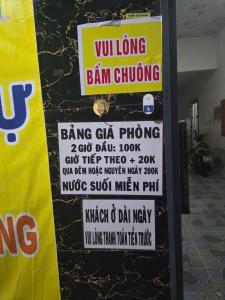 a sign for a long ban chung store at nhà nghỉ Thịnh Phát in Xóm Hương Phùng