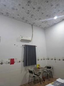 a room with a table and chairs and a ceiling at nhà nghỉ Thịnh Phát in Xóm Hương Phùng