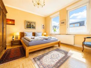 a bedroom with a bed and a window at Velmora Boutique Suites - Vintage Design Apartment in Altstadtnähe in Lübeck