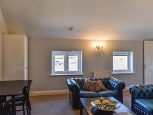 a living room with a couch and a table at Periwinkle No5 - Uk49249 in Althorne