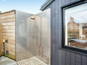 a shower in the side of a house at Hernmargh Skiber in Marhamchurch