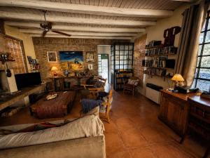 a living room with a couch and a table at Las Pircas, casa de campo in Ciudad Lujan de Cuyo