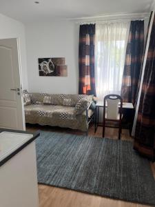 ein Wohnzimmer mit Sofa und Tisch in der Unterkunft Wilhelmsthal in Wilhelmsthal