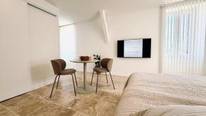 a bedroom with a table and two chairs and a bed at Studio Premium Climatisé in Avallon +9 photos