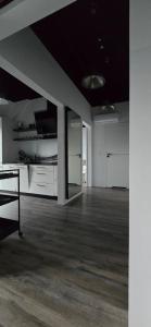 an empty room with white cabinets and a kitchen at Villa nad stawem in Pszczew