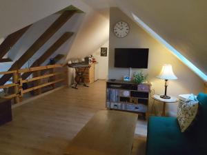 ein Wohnzimmer mit Sofa und Fernseher in der Unterkunft Folwark Miodobytek in Łomnica