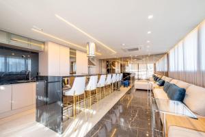 a bar in the lobby of a building at Skyline Parque Moinhos by LikeHome in Floresta