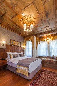 イスタンブールにあるFerman Konak Hotel-Special Categoryの木製の天井のベッドルーム1室(大型ベッド1台付)