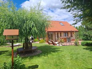 a house with a picnic table in a yard at Domek dwupoziomowy in Jarużyn