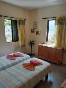 two beds in a room with two windows at Casa Das Ilhas in Paul +64 photos