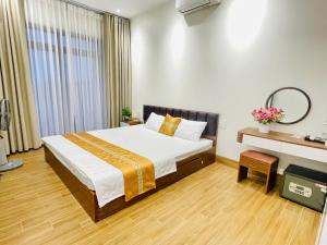 a hotel room with a bed and a mirror at LanAnh homestay in Chung Cap