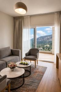 ein Wohnzimmer mit Sofa und Tisch in der Unterkunft Ridge Hotel Ehden in Ehden