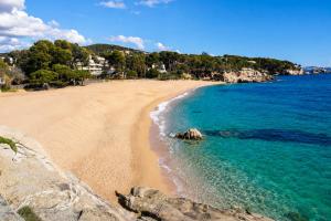 an aerial view of a sandy beach with the ocean at Kampaoh Platja d'Aro in Platja d'Aro
