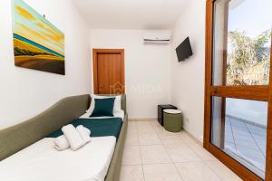 a small room with a bed and a window at Giorni Salentini in Torre Lapillo