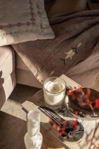 a glass table with a candle and a bowl on a bed at Ziębowe Ranczo in Chochołów