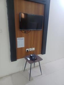 a remote control sitting on a table in front of a tv at فندق علي عايض الدوسري in Abu Arish