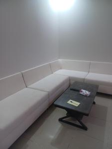 a white couch with a coffee table in a room at فندق علي عايض الدوسري in Abu Arish +1 photo