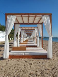 a row of beds on the beach at Tropical Beach "Triton" in Petalidi