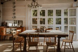 a dining room with a table with chairs and a chandelier at Agriturismo Campoletizia in Miglianico