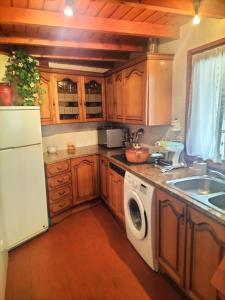 a kitchen with a washing machine and a sink at Cal Rafalet in Ger
