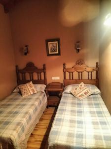 two beds sitting in a room with at Cal Rafalet in Ger