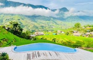 a view of a swimming pool on a golf course at Stilla Home in Tả Van