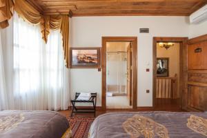 Postel nebo postele na pokoji v ubytování Ferman Konak Hotel-Special Category
