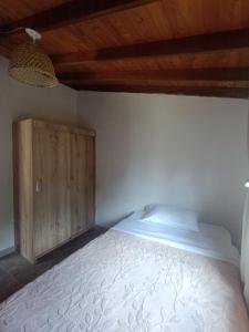 a bedroom with a bed and a wooden ceiling at Villa Belén in Guarne