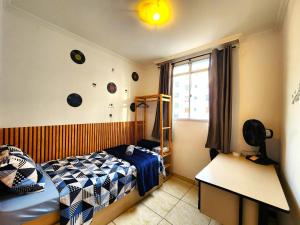 a small bedroom with a bed and a window at AP 3 quartos -2min da ARENA MRV e Expominas- BH in Belo Horizonte